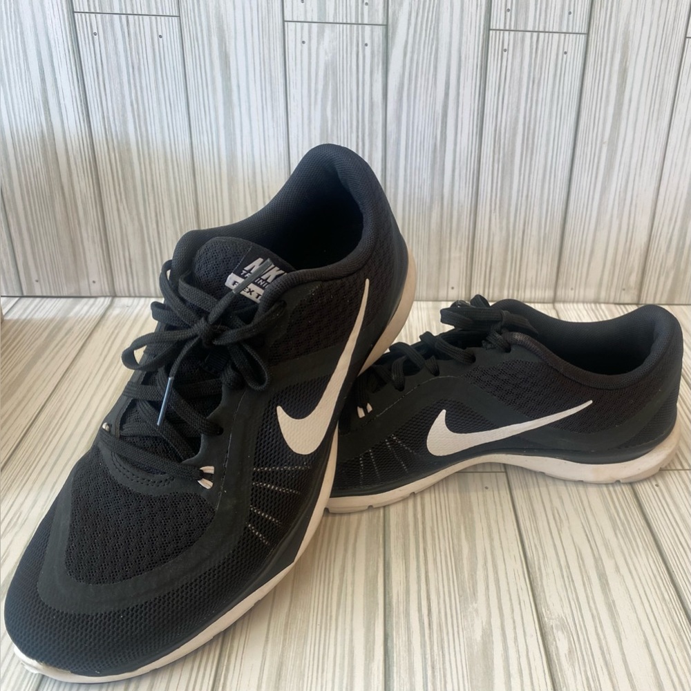 Nike Flex TR 6 Size: 8 W Black/White Excellent condition